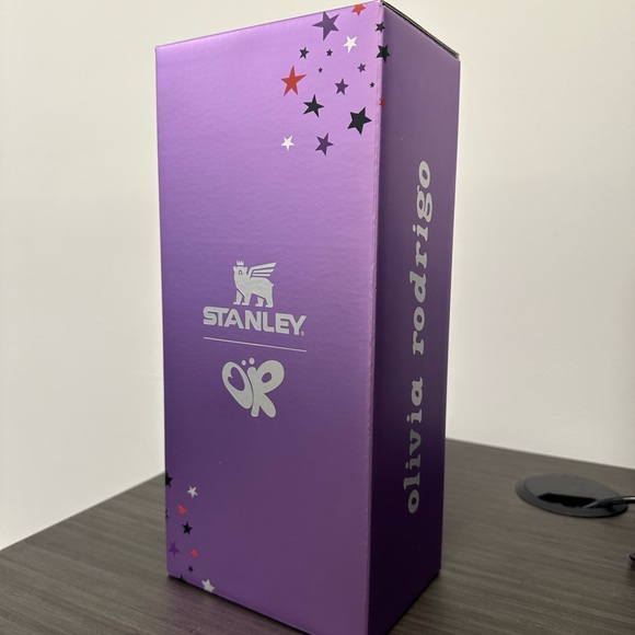 Stanley x Olivia Rodrigo Quencher H2.0 FlowState Tumbler | 40 OZ - Picture 3 of 3